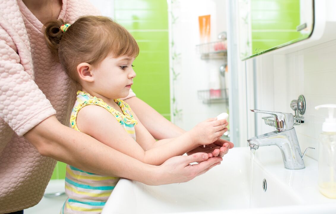 umivanje rok z milom, da preprečite okužbo s paraziti